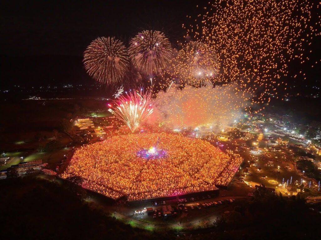 CAD主催のコムローイ上げ祭会場