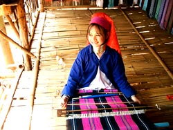 機を織る首長族の少女画像3